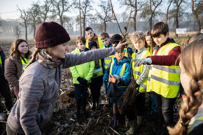Leerlingen van scholen uit de buurt helpen bij de aanplant 
van 'hun' Groenbergbos in Heist-op-den-Berg 
Foto Tom Cornille - Provincie Antwerpen