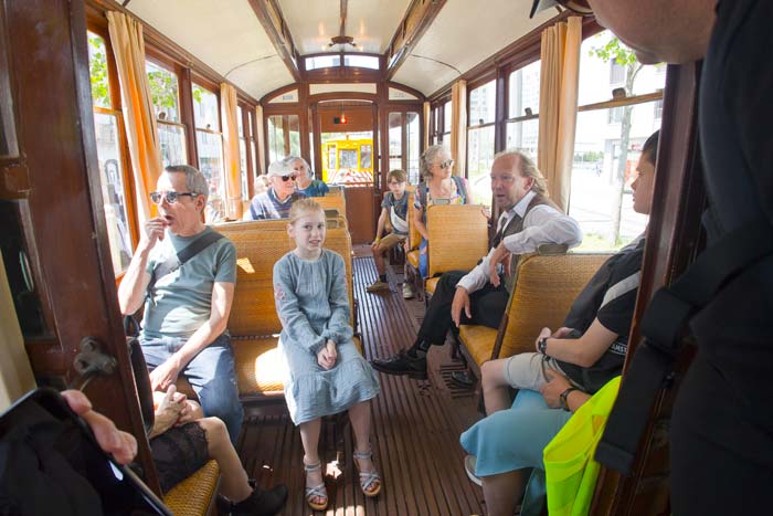 Bezoekers van Tramfeest maken ritjes of bezichtigen de historische tramtoestellen