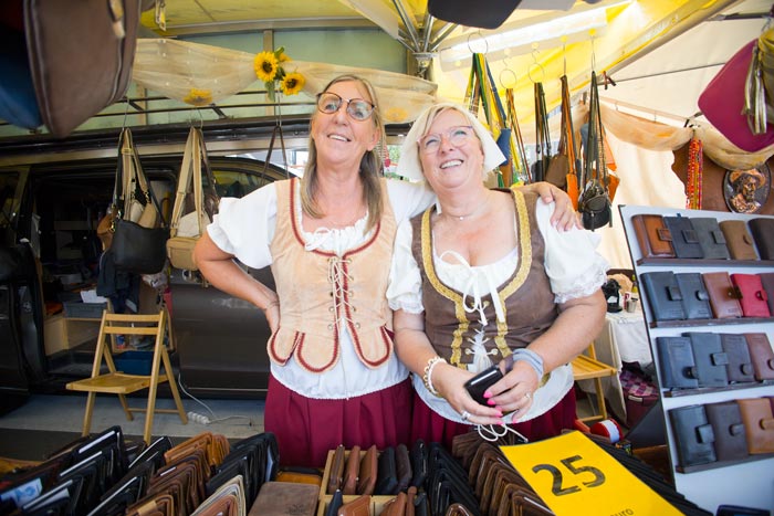 Marktkramers op Rubensmarkt in middeleeuwse kledij